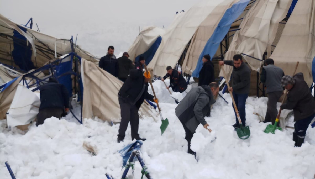 Halı sahanın çatısı çöktü; kar altında kalan 4 çocuk kurtarıldı