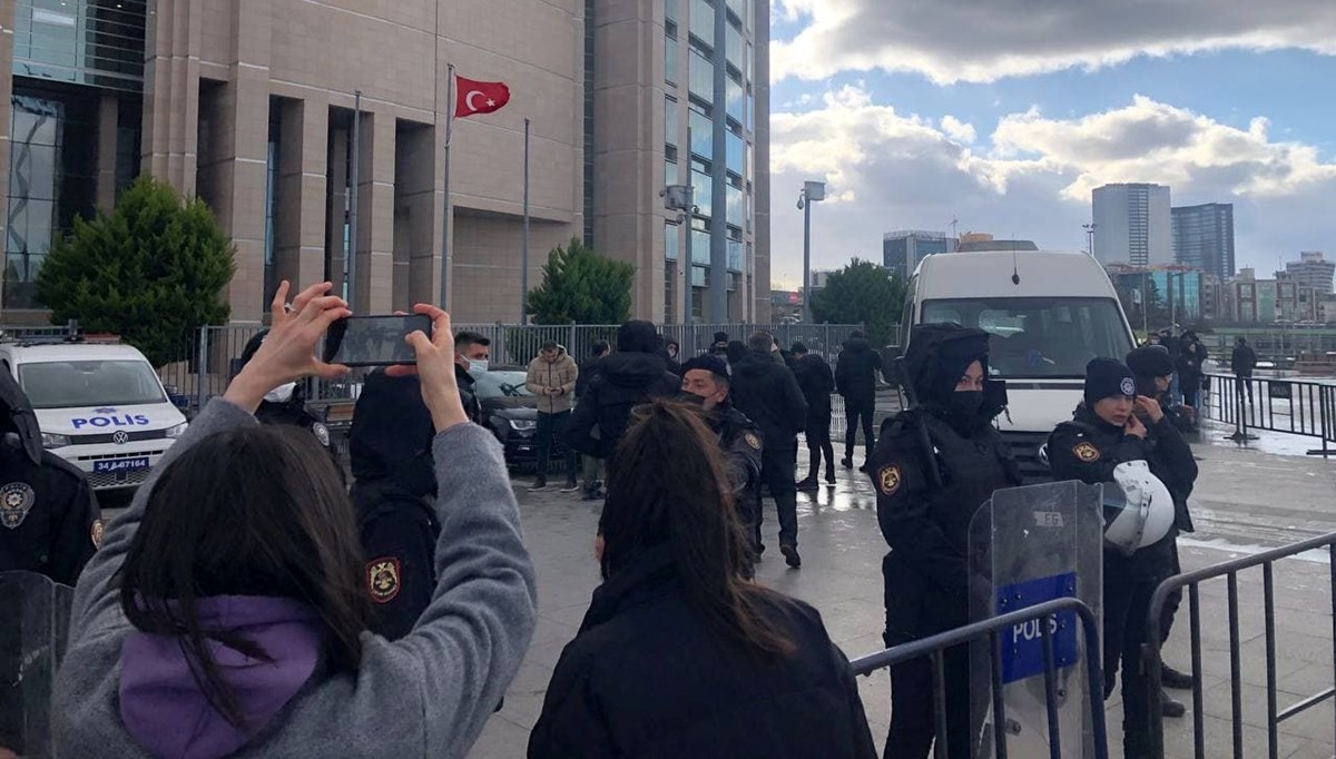 İstanbul Adalet Sarayı önünde polise bıçaklı saldırı