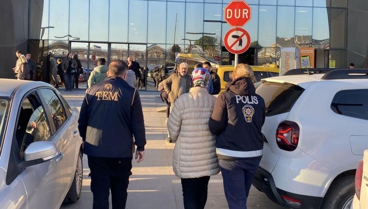 Müebbet hapis cezasıyla aranıyordu, AVM’de yakalandı Müebbet hapis cezasıyla aranıyordu, AVM’de yakalandı