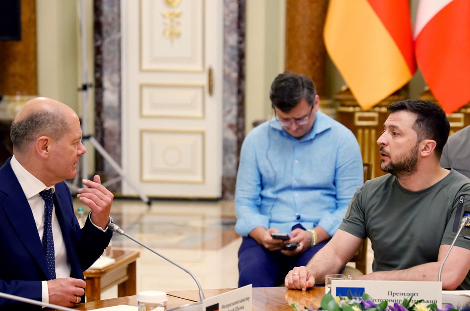 Fotoğrafta, Almanya Başbakanı Olaf Scholz (solda) ve Ukrayna Devlet Başkanı Volodimir Zelenski(sağla, Ukrayna'nın Kiev'de Mariinsky Sarayı'nda konuşurken görülüyor.