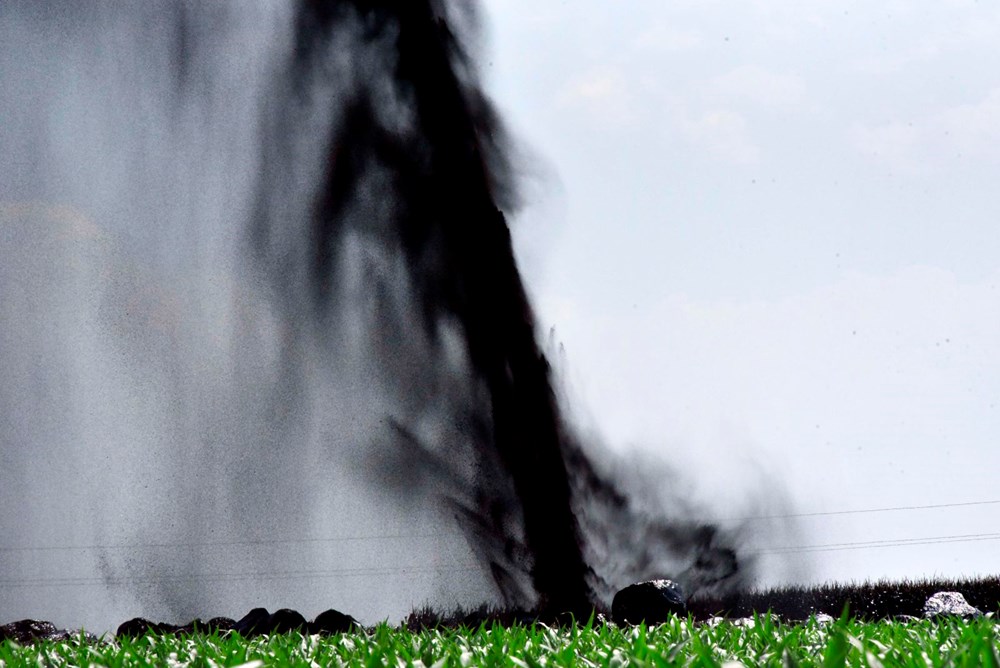 Şanlıurfa'da boru hattı delindi, ham petrol metrelerce yükseğe fışkırdı - 3