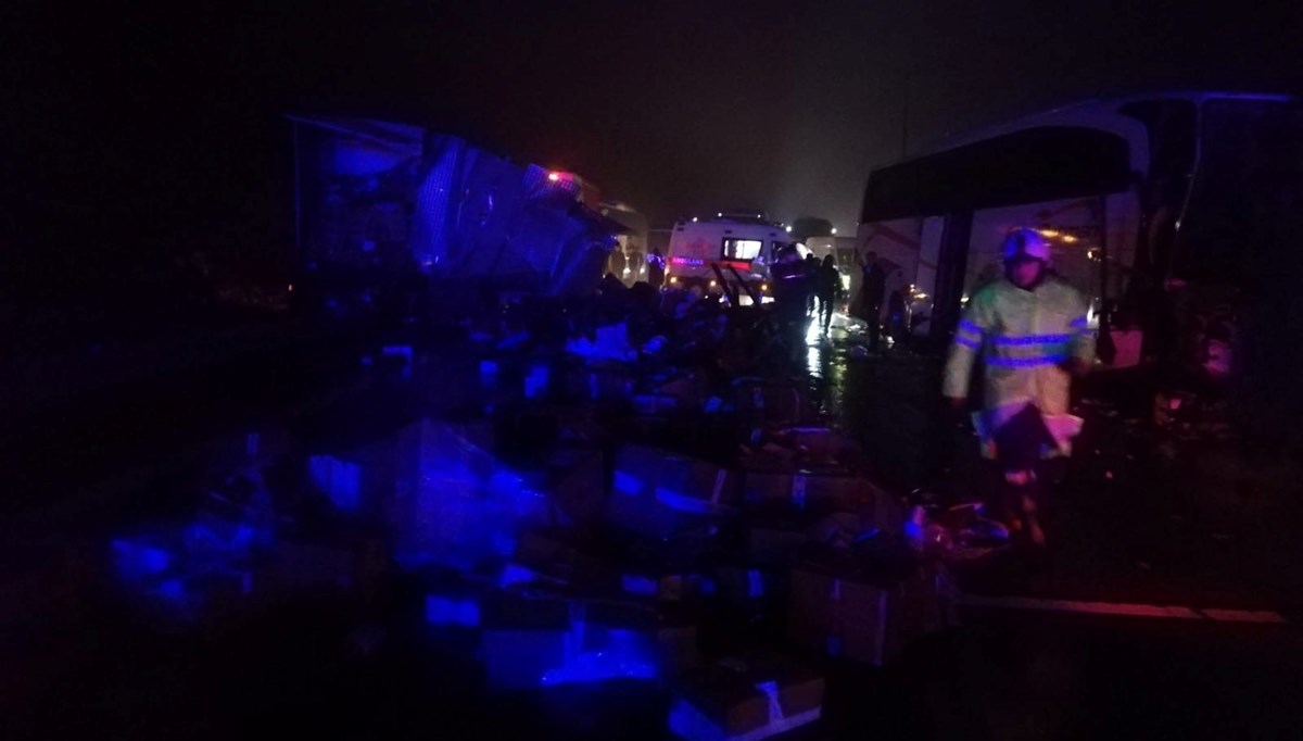 Mersin'de yolcu otobüsü TIR'a çarptı: 1 kişi öldü, 13 kişi yaralandı