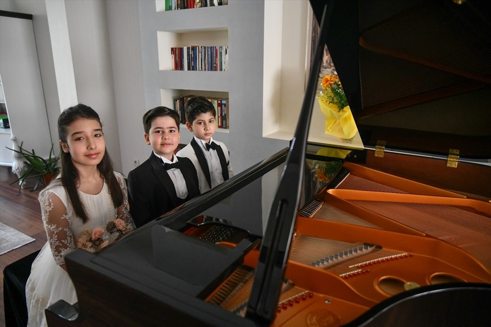 Tek piyanoda üç çocuk - 1