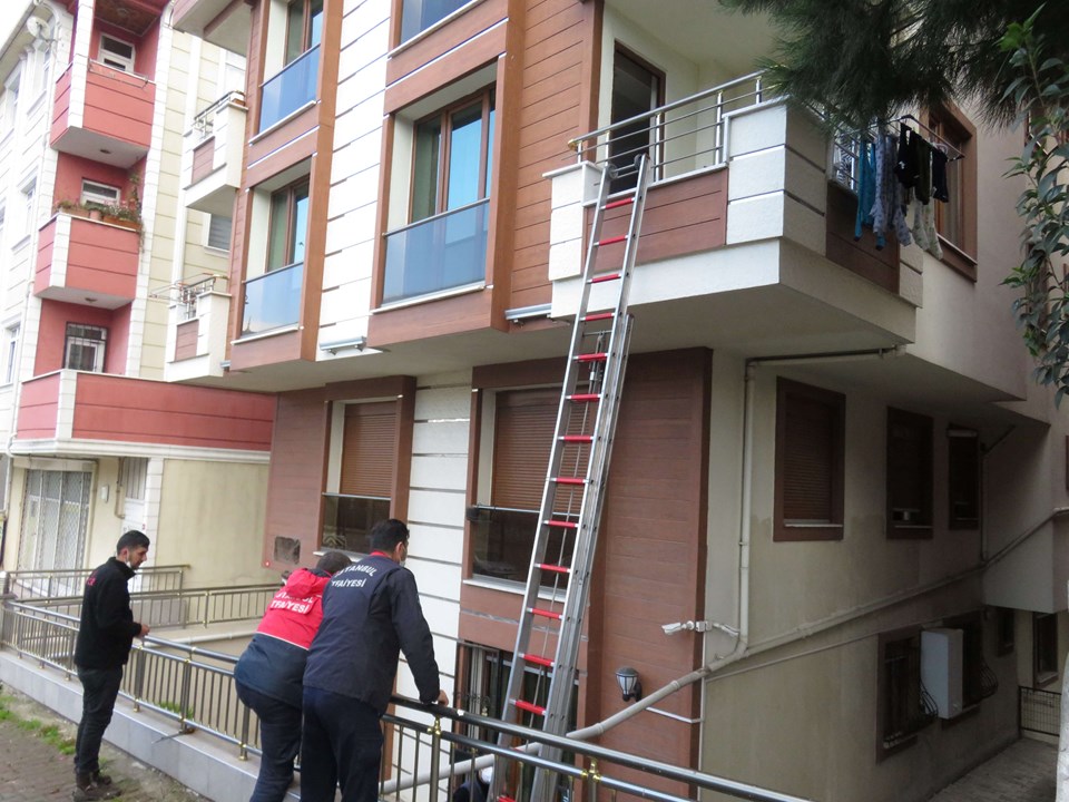 2 yaşındaki çocuk annesini balkona kilitledi - 1