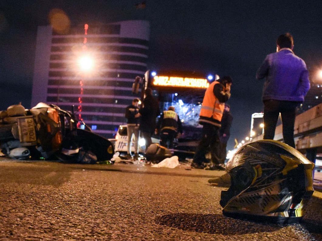 metrobusle motosiklet carpisti 1 olu 1 yarali