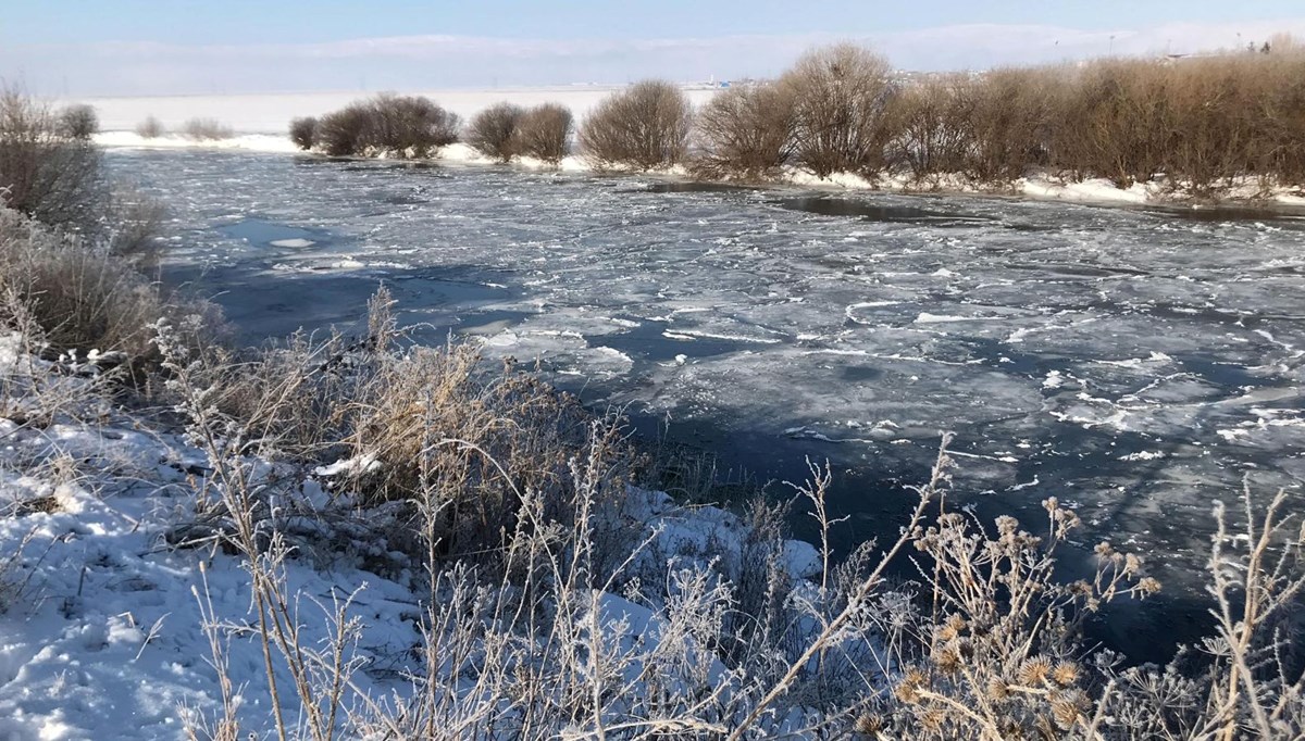 Kura Nehri tamamen dondu