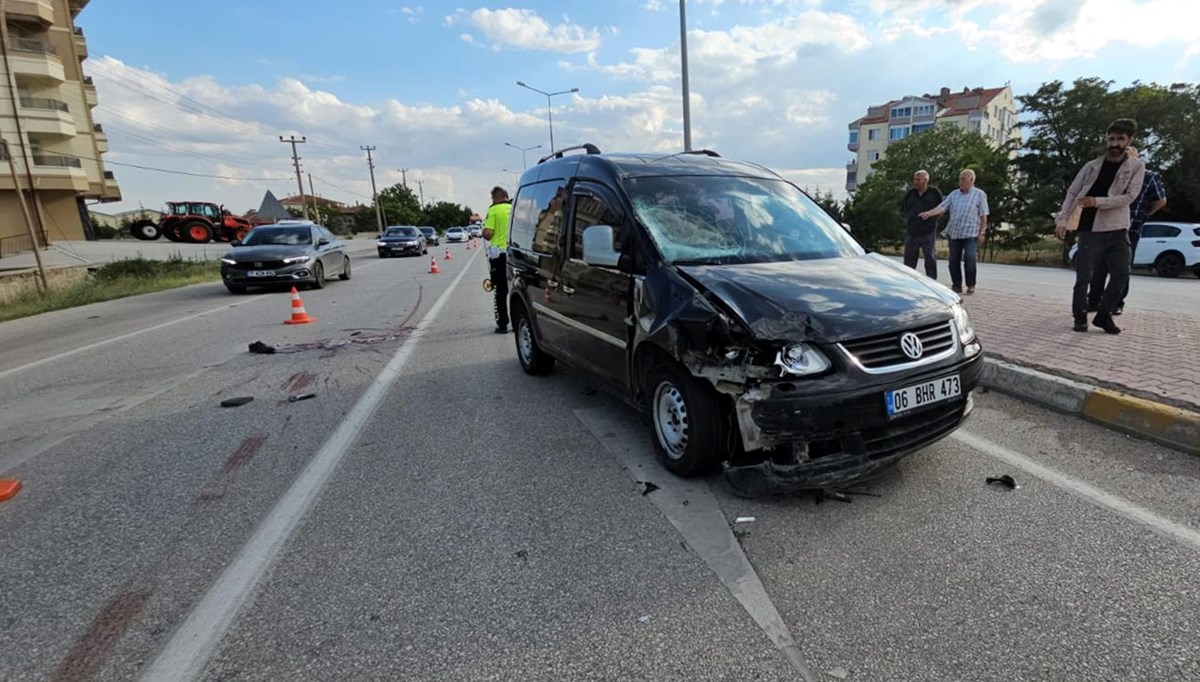 Hafif ticari aracın çarptığı bisikletli emekli polis öldü