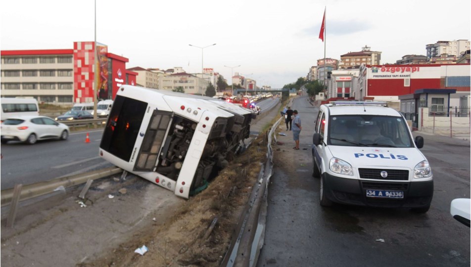 istanbul da yolcu otobusu devrildi 1 i