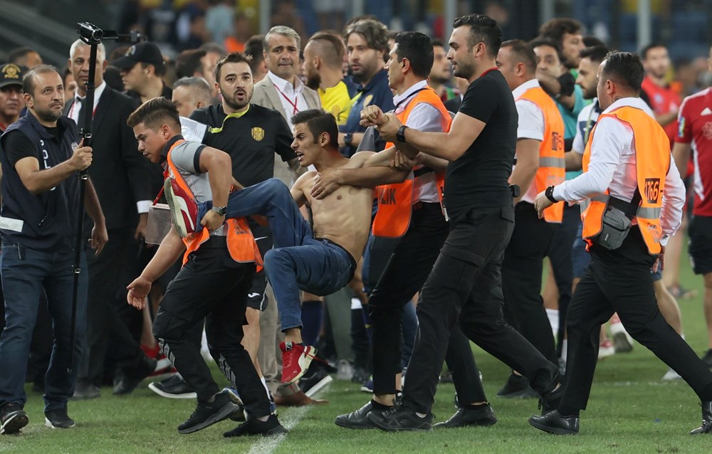 Ankara'da sahaya giren taraftar Beşiktaşlı futbolculara saldırdı - 10