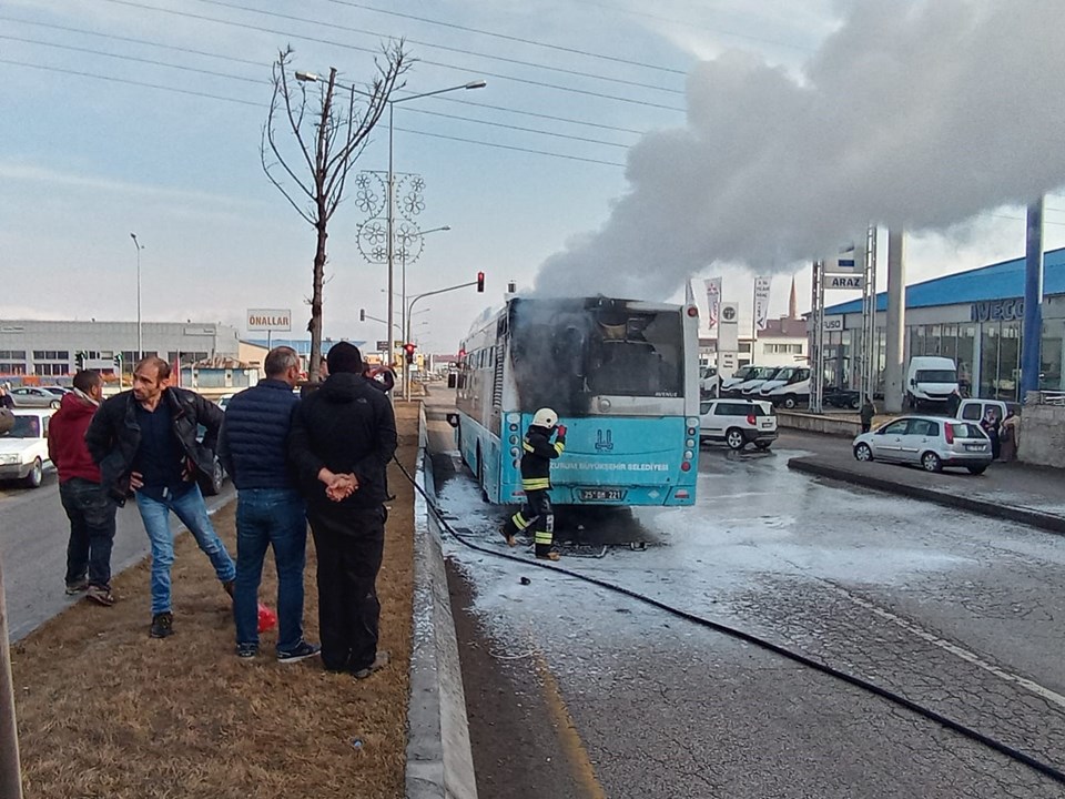 Belediye otobüsü alev alev yandı - 2