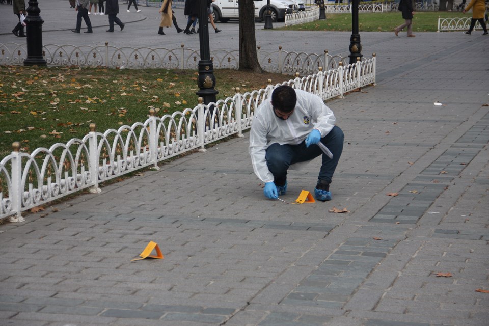 İstanbul Sultanahmet Meydanı'nda silahlı kavga: 2 yaralı - 1