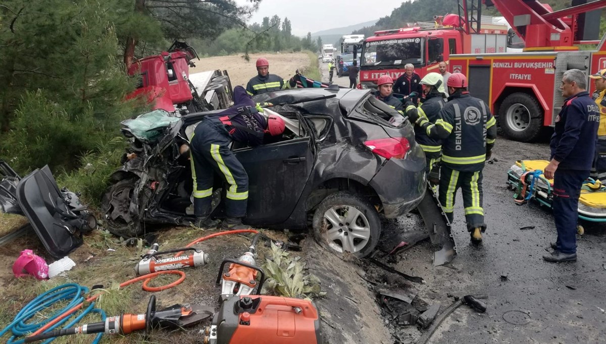 Karşı şeride geçen TIR otomobili metrelerce sürükledi: Anne-baba ile 2 çocuğu öldü