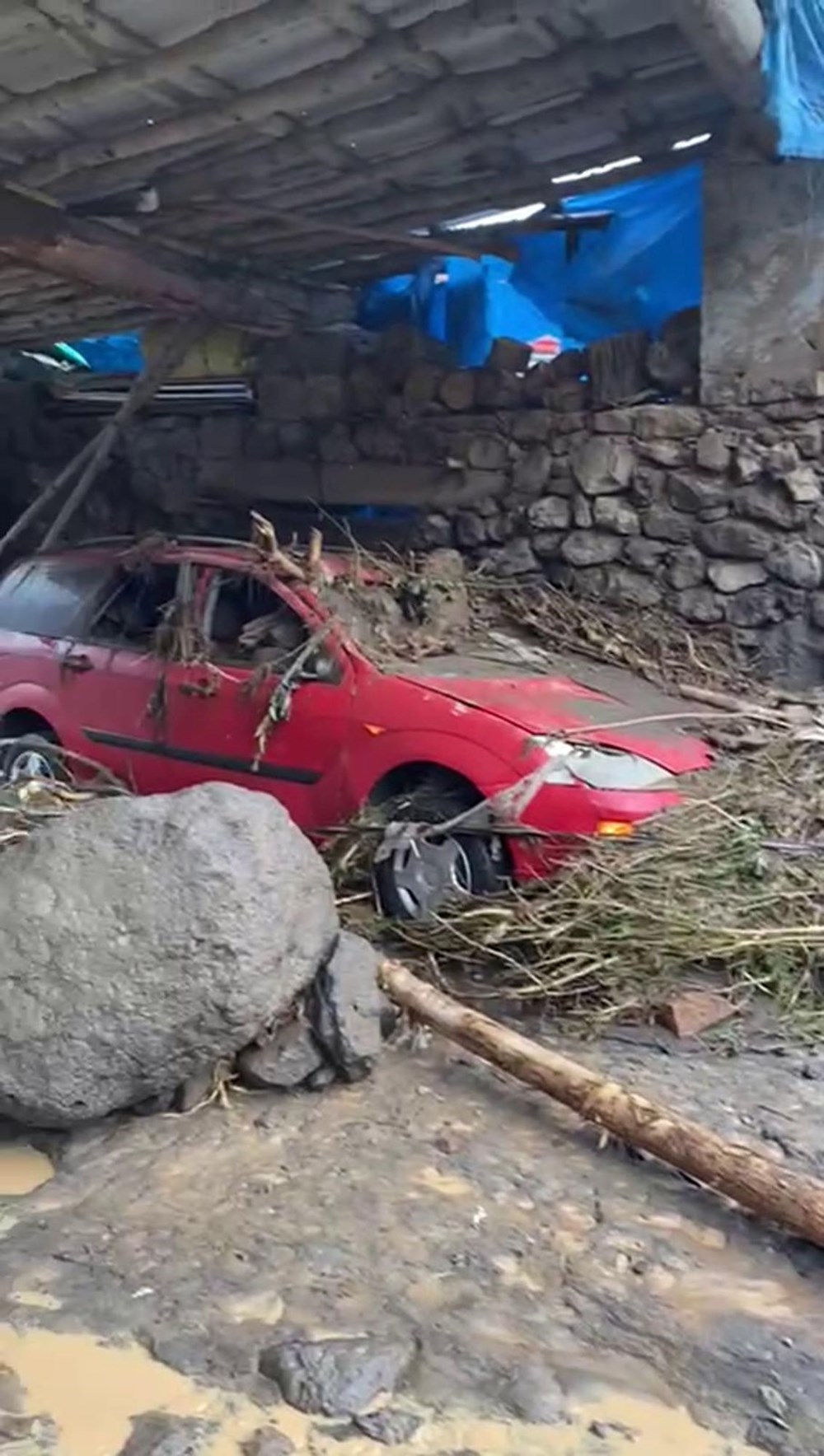 Erzurum’da şiddetli
sağanak sele neden oldu: Araçlar sürüklendi, evler kullanılamaz hale geldi - 3