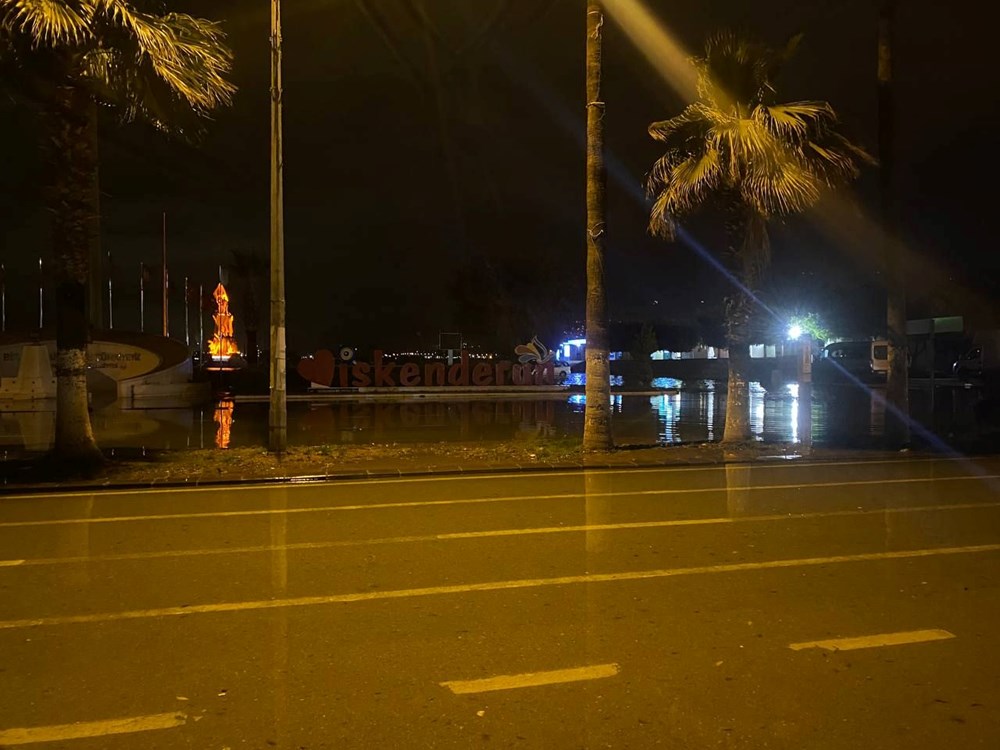 İskenderun'da deniz seviyesi yükseldi, caddeler su altına kaldı - 6
