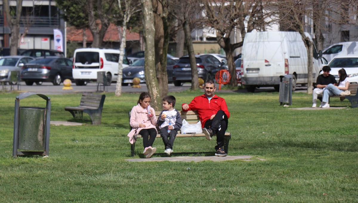 Sakarya'da Mart'ın ortasında yazdan kalma bir gün yaşanıyor Sakarya'da Mart'ın ortasında yazdan kalma bir gün yaşanıyor