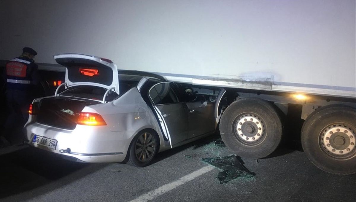 Eskişehir'de otomobille TIR çarpıştı, emekli birinci sınıf emniyet müdürü ile oğlu öldü