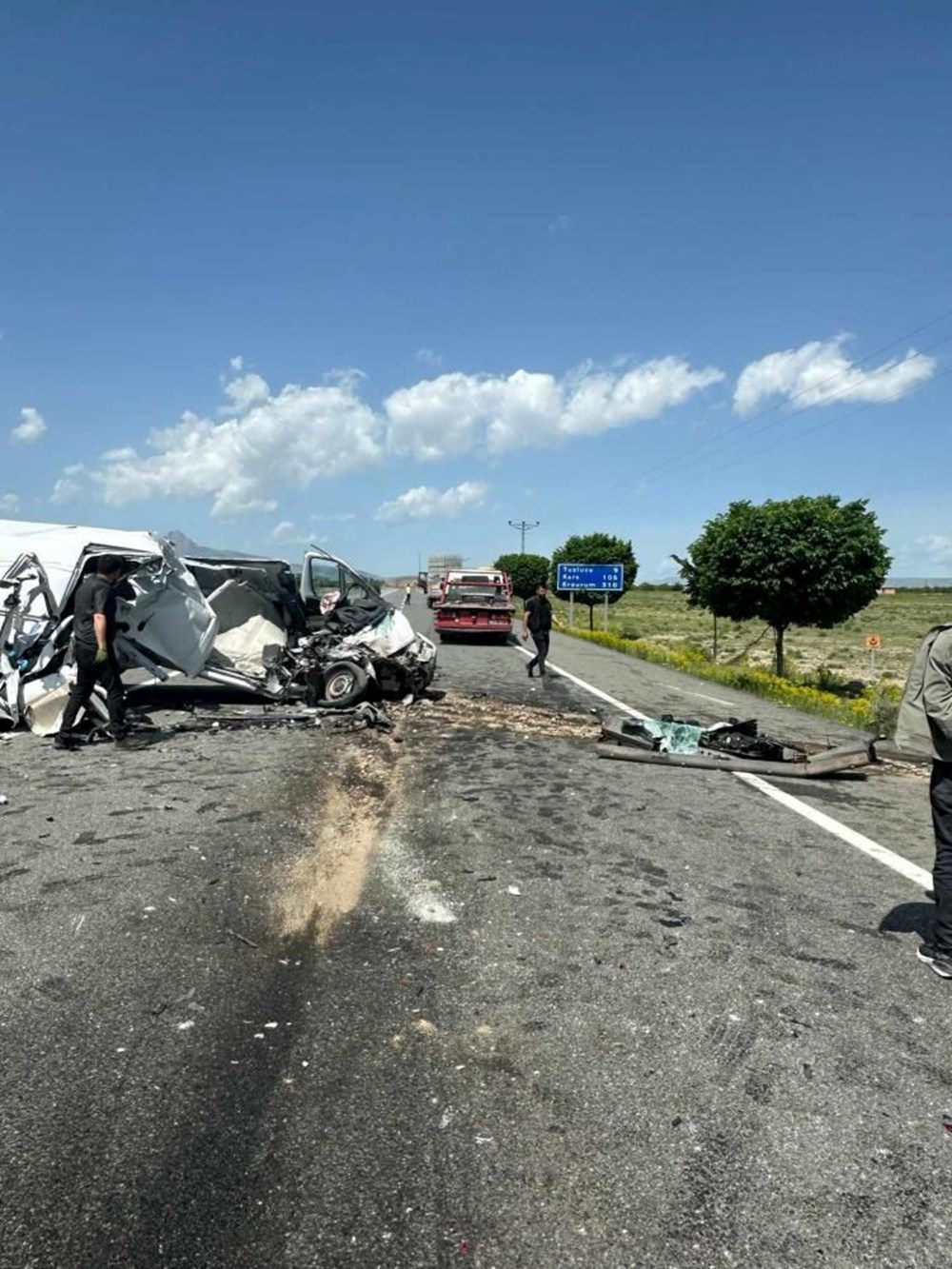 TIR'a çarptı, hurda yığınına döndü: Şoför ağır yaralı 73 zth6KLaLkmYlk8gF1MHdg