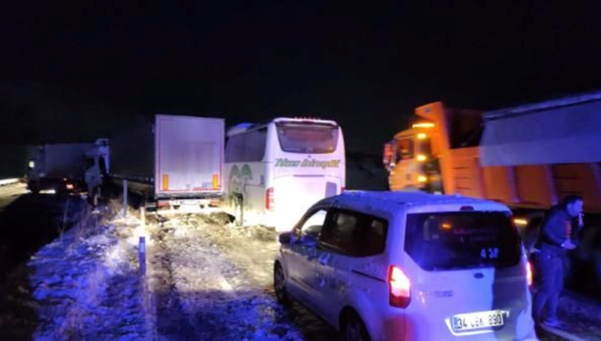 Bingöl'de yolcu otobüsü ile 2 TIR çarpıştı: 8 yaralı Bingöl'de yolcu otobüsü ile 2 TIR çarpıştı: 8 yaralı