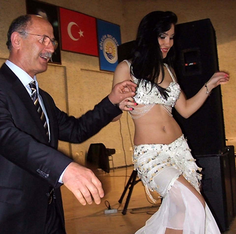 Okul Müdürü Bahattin Yazıcıoğlu, dansözü velilere takdim ederken.