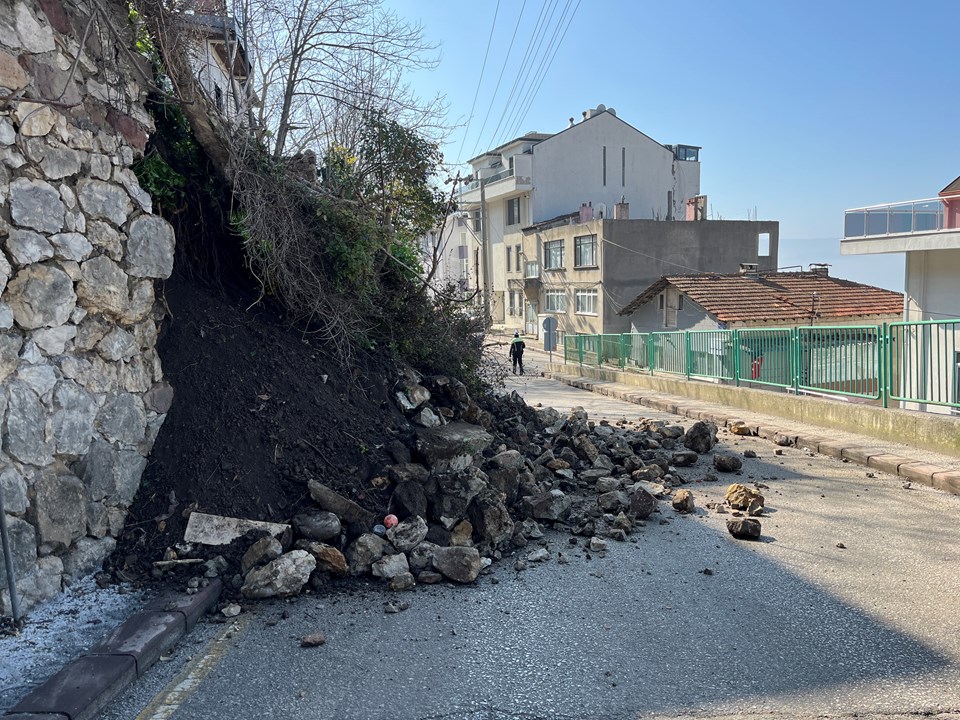 İstinat duvarı yola çöktü - 1