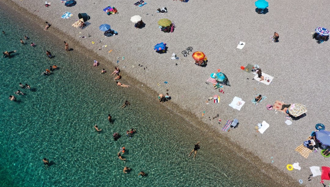 Antalya'da sıcaktan ve nemden bunalanlar sahilleri doldurdu