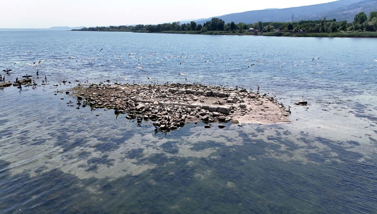 Sapanca Gölü'nde sular çekilince tarihi kilise ortaya çıktı