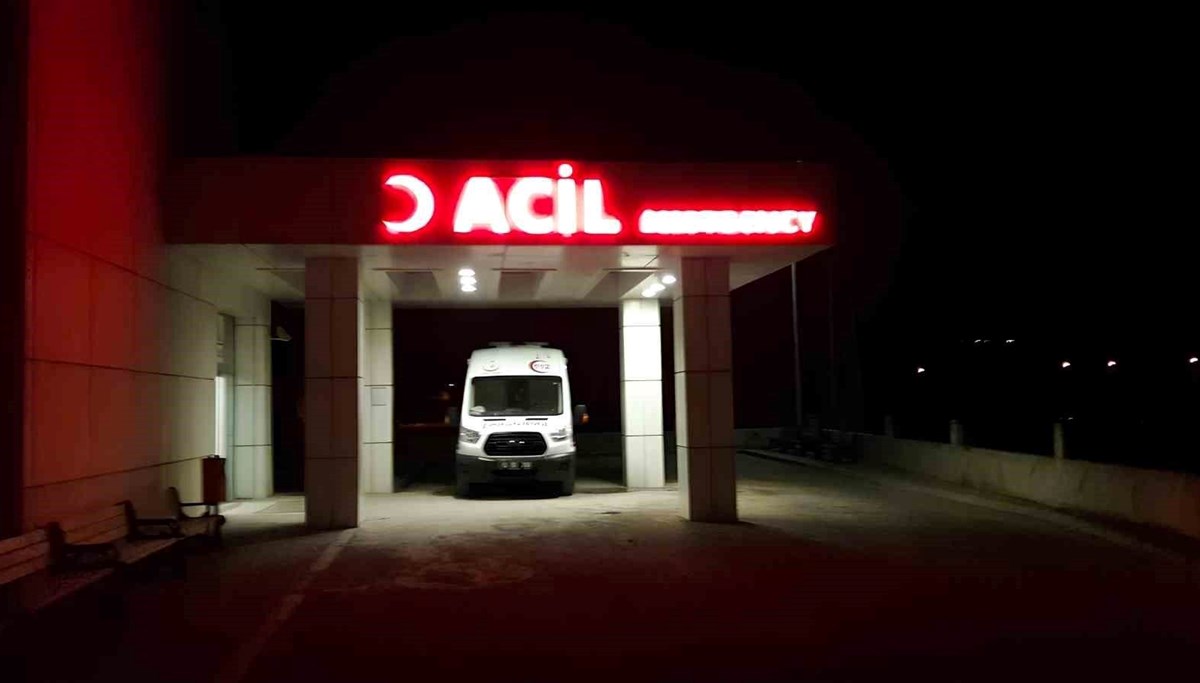 Kontrolden çıkan otomobil bariyerlere çarptı: 2 yaralı Kontrolden çıkan otomobil bariyerlere çarptı: 2 yaralı