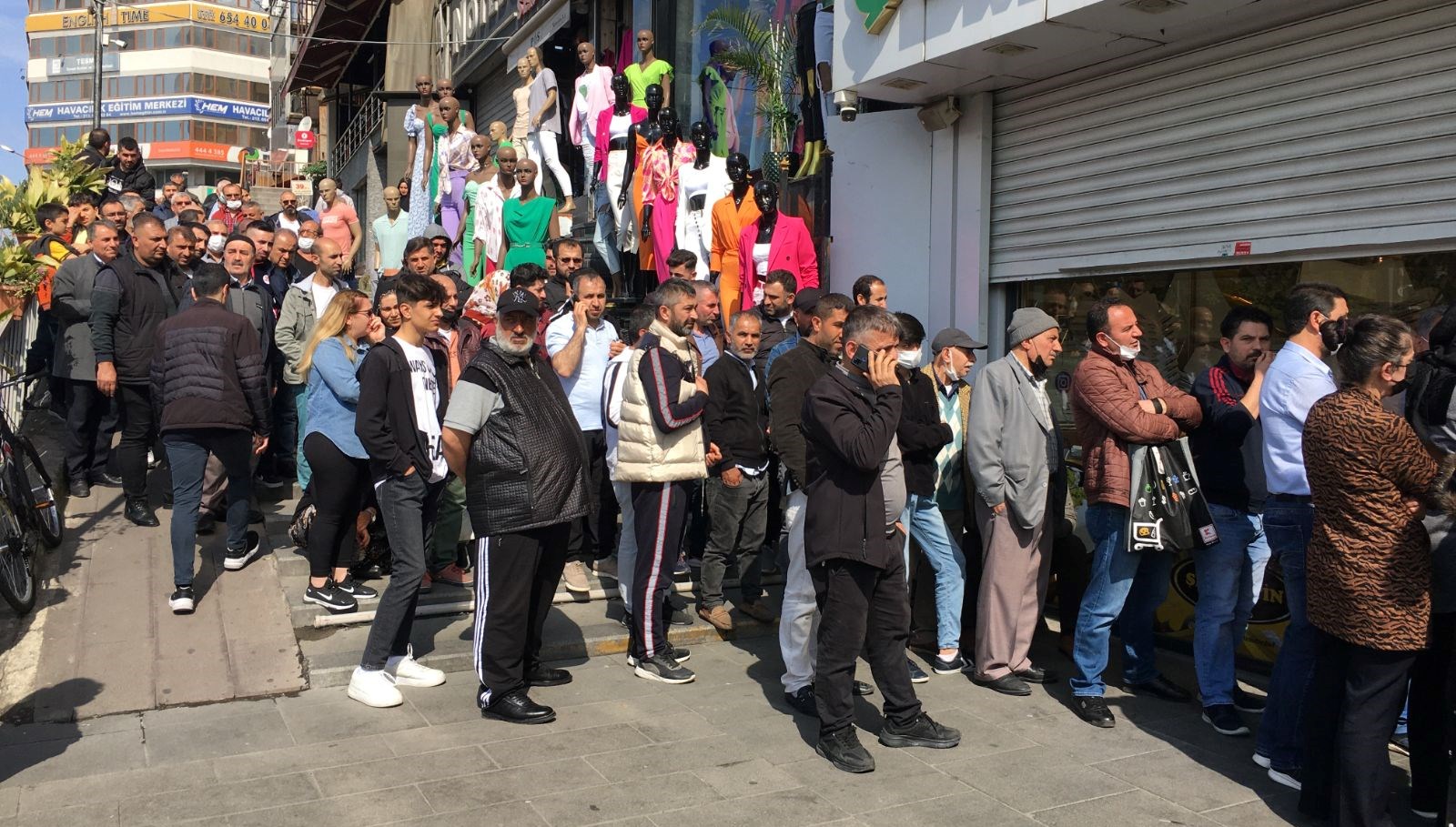 Şirinevler'de bayram öncesi metrelerce ucuz baklava kuyruğu