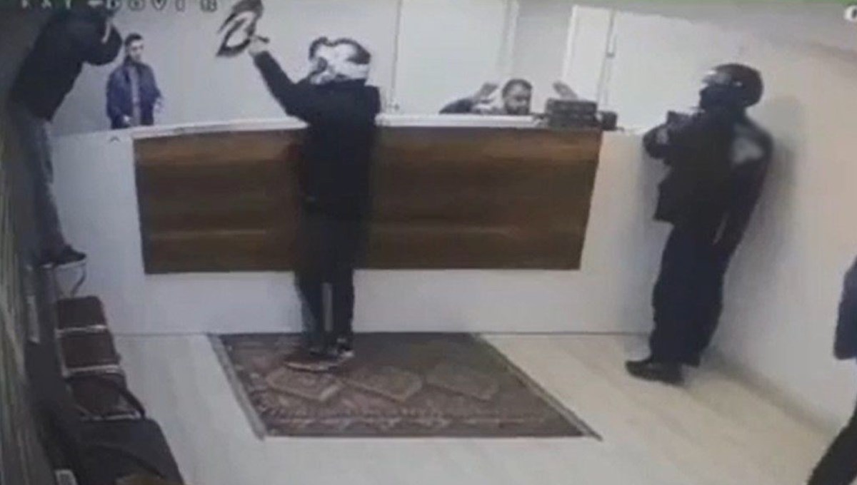 Fatih'te kasklı hırsızlardan kargo şirketinde soygun kamerada Fatih'te kasklı hırsızlardan kargo şirketinde soygun kamerada