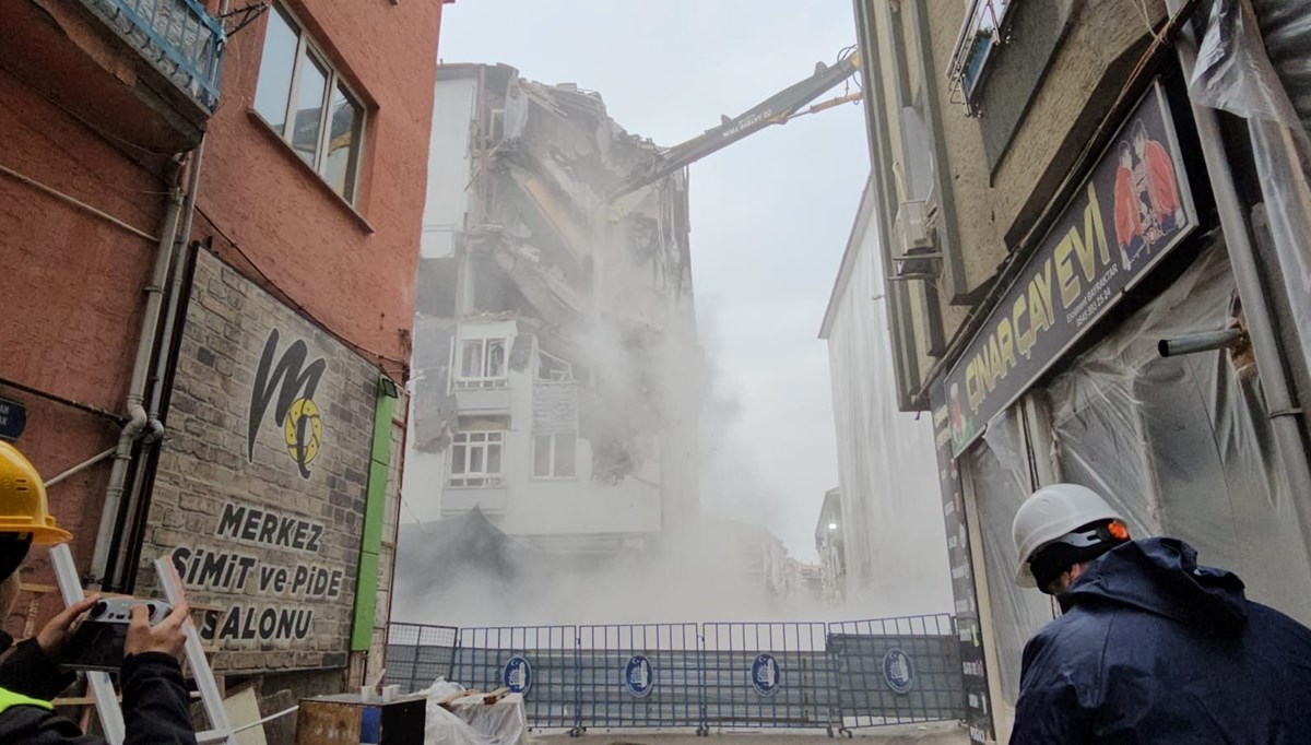 Çorum'da doğalgaz patlamasında hasar gören bina yıkılıyor Çorum'da doğalgaz patlamasında hasar gören bina yıkılıyor