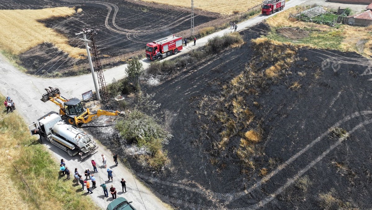 Temizlik için yakılan ateş ekili arazi ile 600 balya samanı küle çevirdi