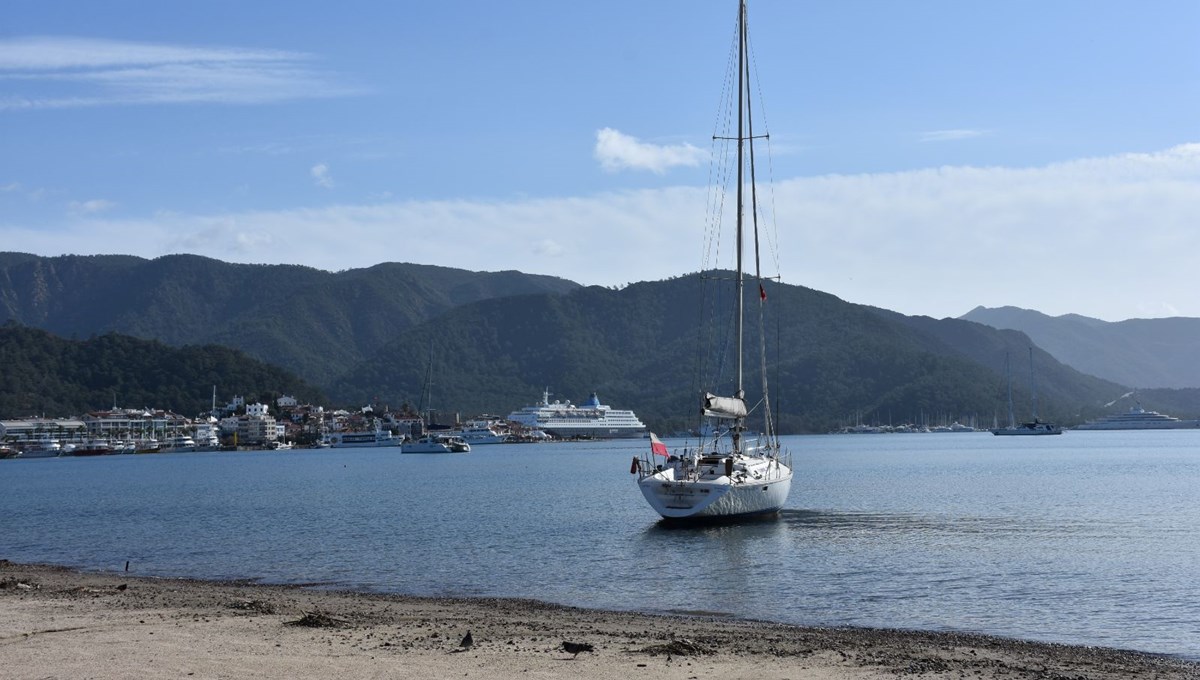 Marmaris'te fırtına: Yelkenli tekne karaya oturdu Marmaris'te fırtına: Yelkenli tekne karaya oturdu