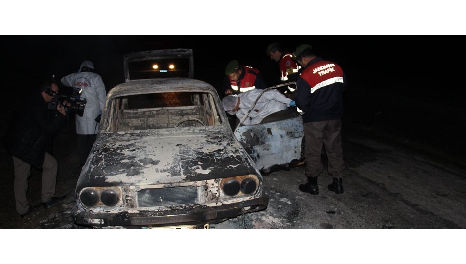 Yanmış otomobilde 2 ceset bulundu