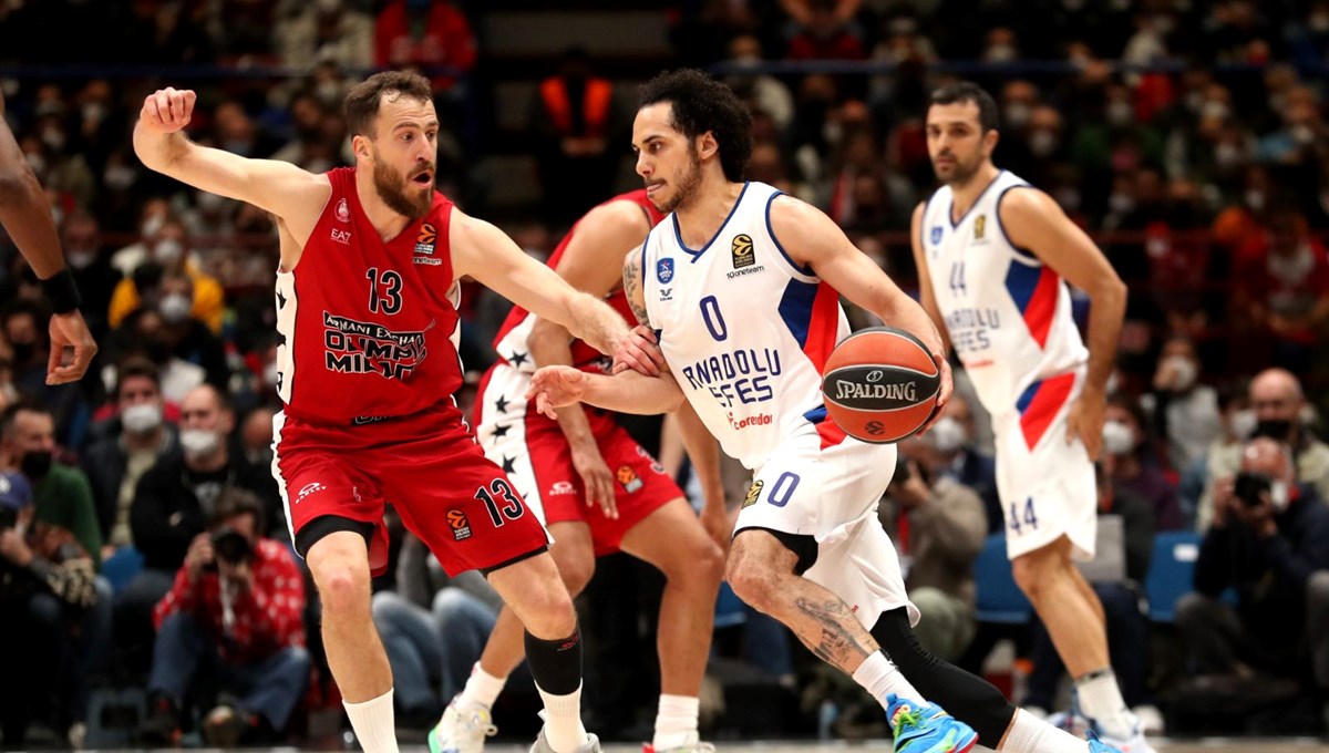 Euroleague play-off: Anadolu Efes-Olimpia Milano serisi 1-1 oldu, üçüncü maç istanbul'da