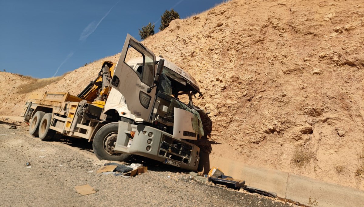 Freni boşalan vinç kayalığa çarptı