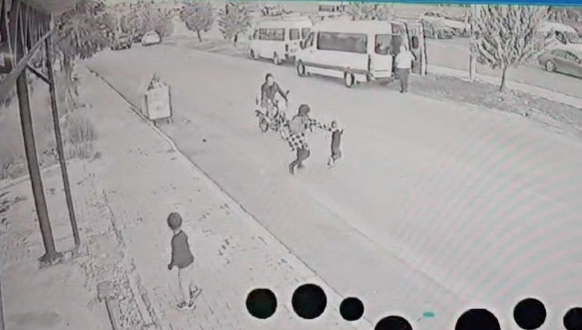 Antalya'da feci kaza kamerada: Küçük çocukla annesi motosikletin altında kaldı Antalya'da feci kaza kamerada: Küçük çocukla annesi motosikletin altında kaldı