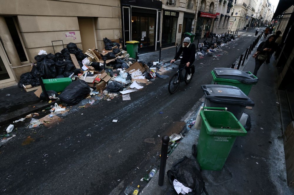 Paris sokaklarında binlerce ton çöp birikti: İşçiler grevi uzattı - 7