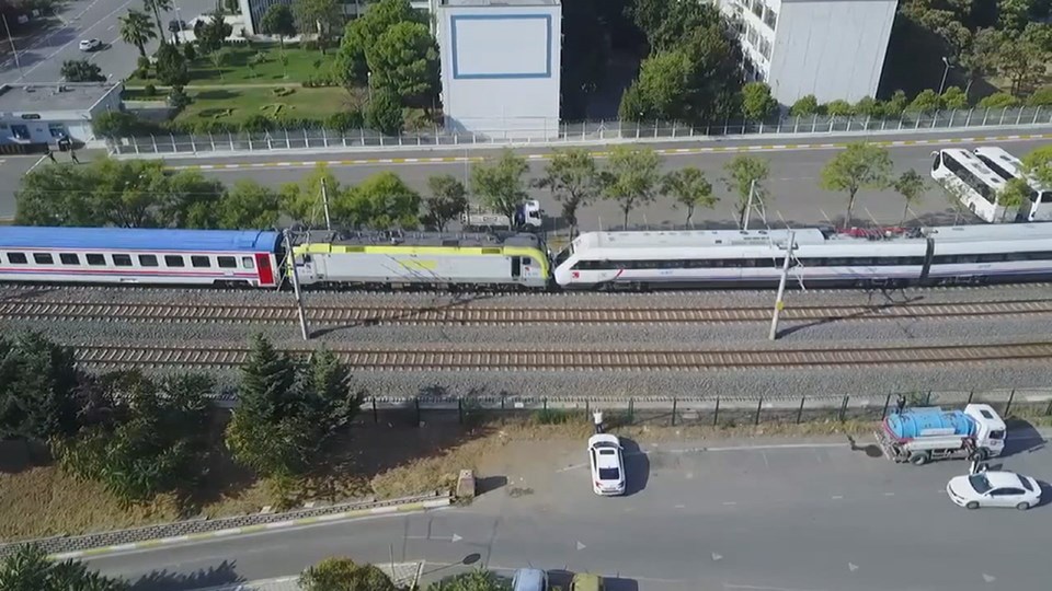 Tuzla'da iki tren kafa kafaya geldi: Faciadan dönüldü - 1