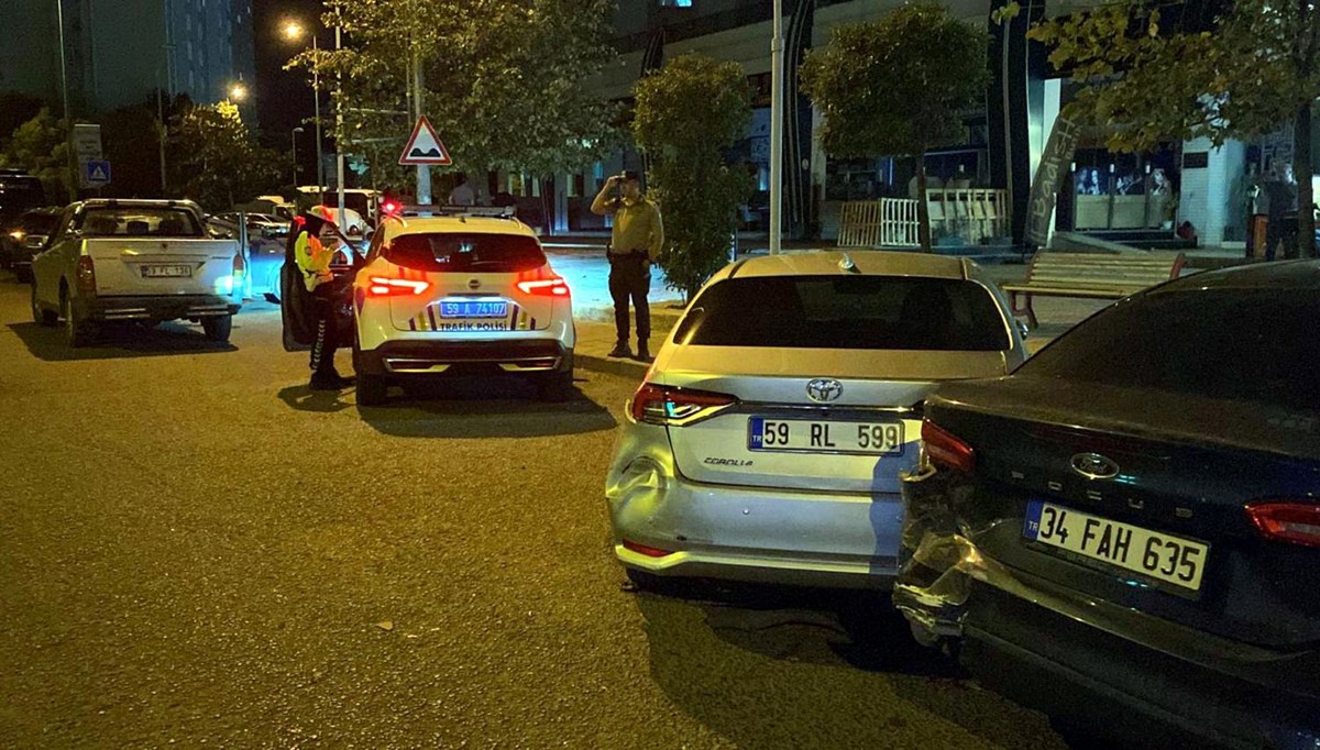 Alkollü sürücü park halindeki araçlara çarptı