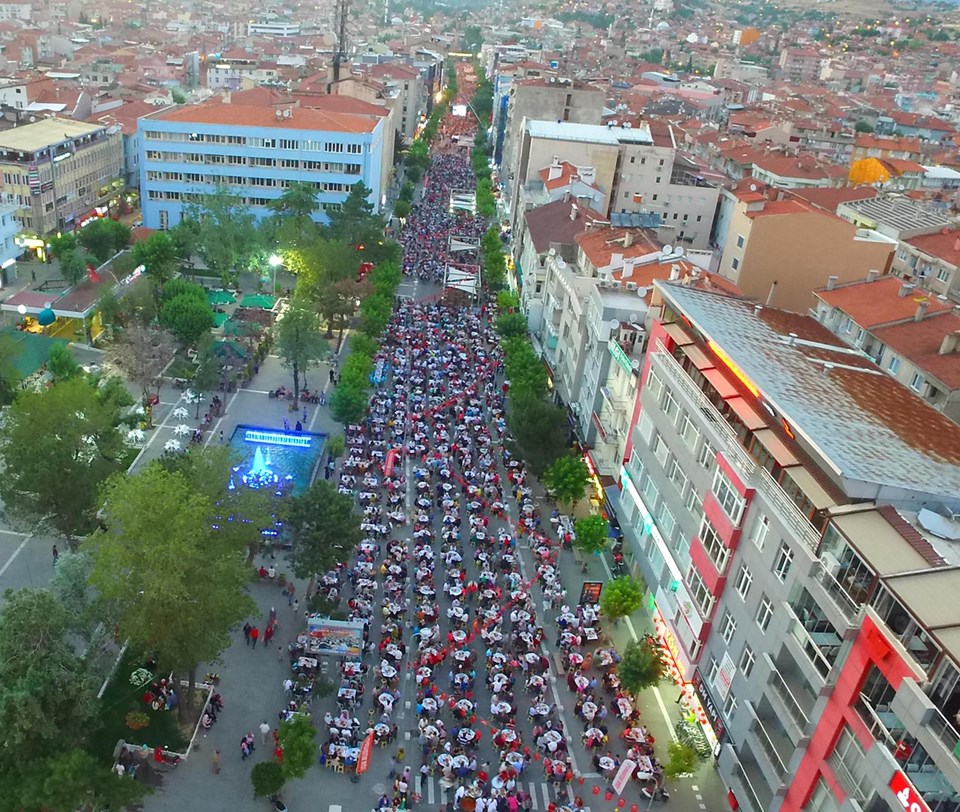 Türkiye'nin en büyük iftar sofrası Uşak'ta kuruldu - 4