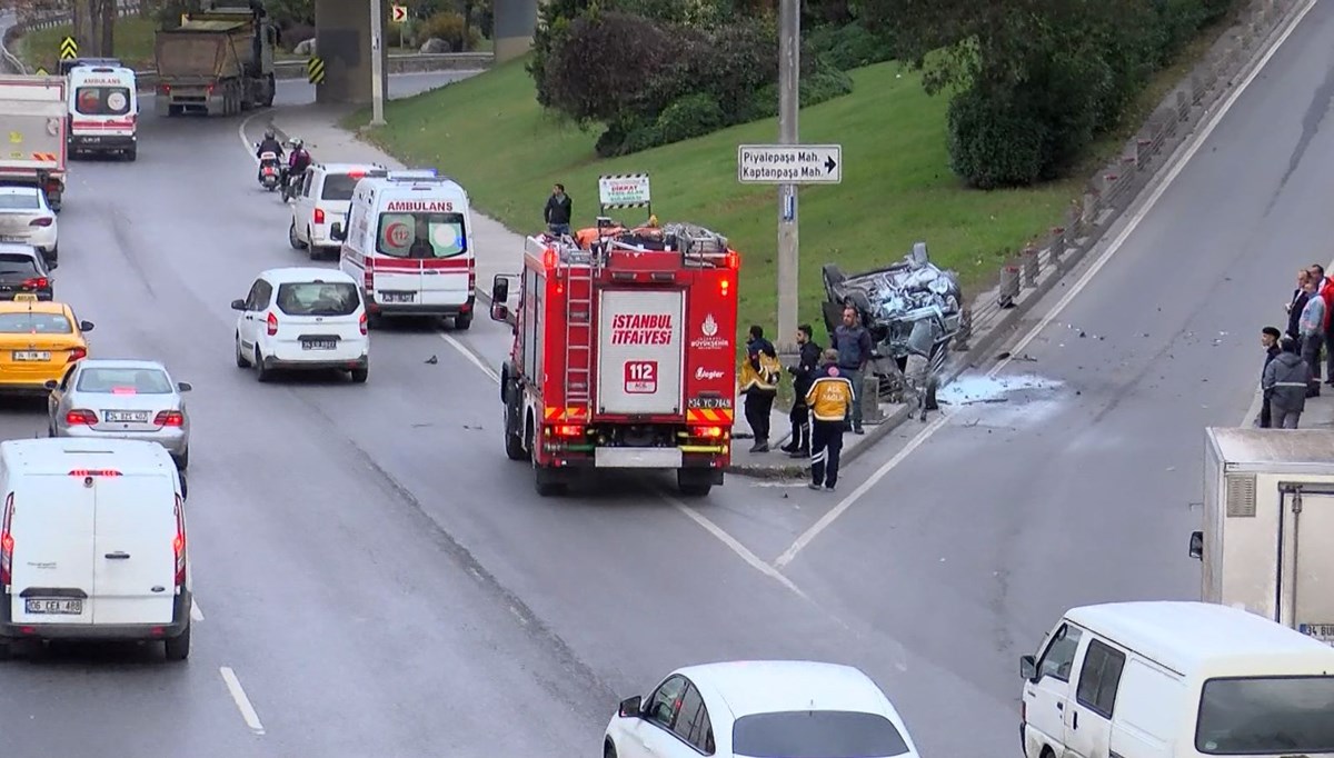 Şişli'de otomobiliyle takla atan sürücü aracını bırakıp gitti