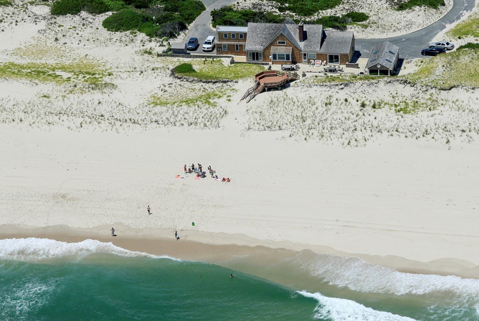 ABD'de vali, halka kapattığı plajda ailesiyle tatil yaptı - 1