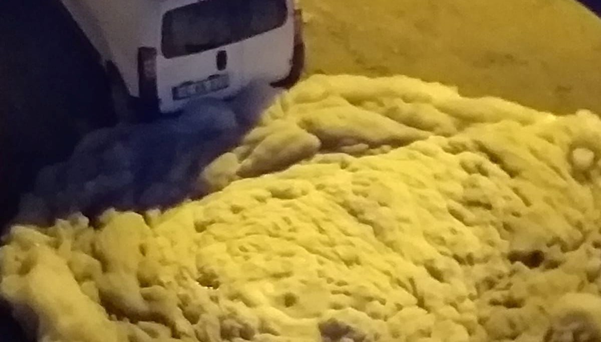 Rögardan çıkan köpük caddeyi kapladı