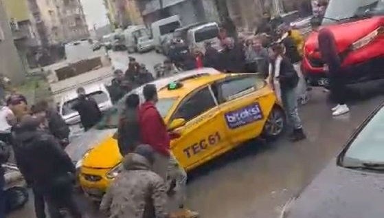 Aynasını kıran motokuryenin üzerine otomobilini sürdü
