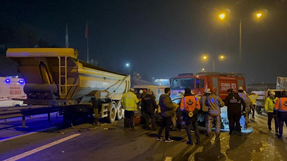 Sultangazi’de feci kaza | Makas atan araç, dampere çarptı: 1 ölü, 2 yaralı - 1