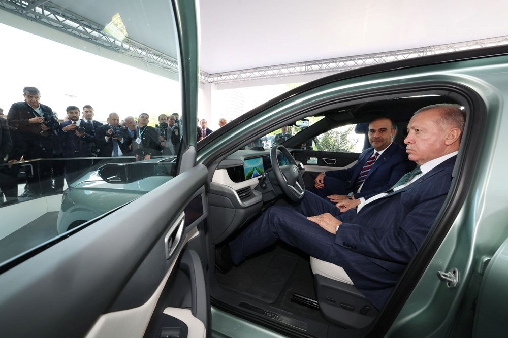 Cumhurbaşkanı Erdoğan, Togg’un yeni modeli T10F’i inceledi: Ne zaman satılacak? İsminin anlamı ne? Cumhurbaşkanı
Erdoğan Togg’un yeni modeli T10F’i inceledi - 2