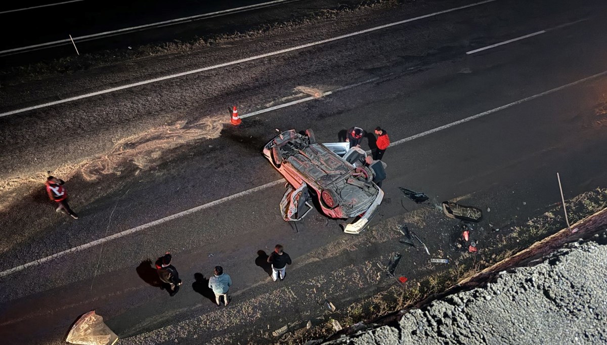 15 metre yükseklikten kara yoluna düşen otomobildeki 2 kişi öldü