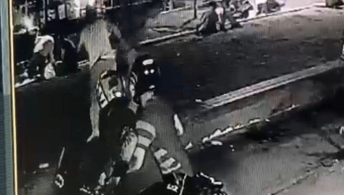 İstanbul'da sahilde oturan gence silahlı saldırının görüntüleri ortaya çıktı İstanbul'da sahilde oturan gence silahlı saldırının görüntüleri ortaya çıktı