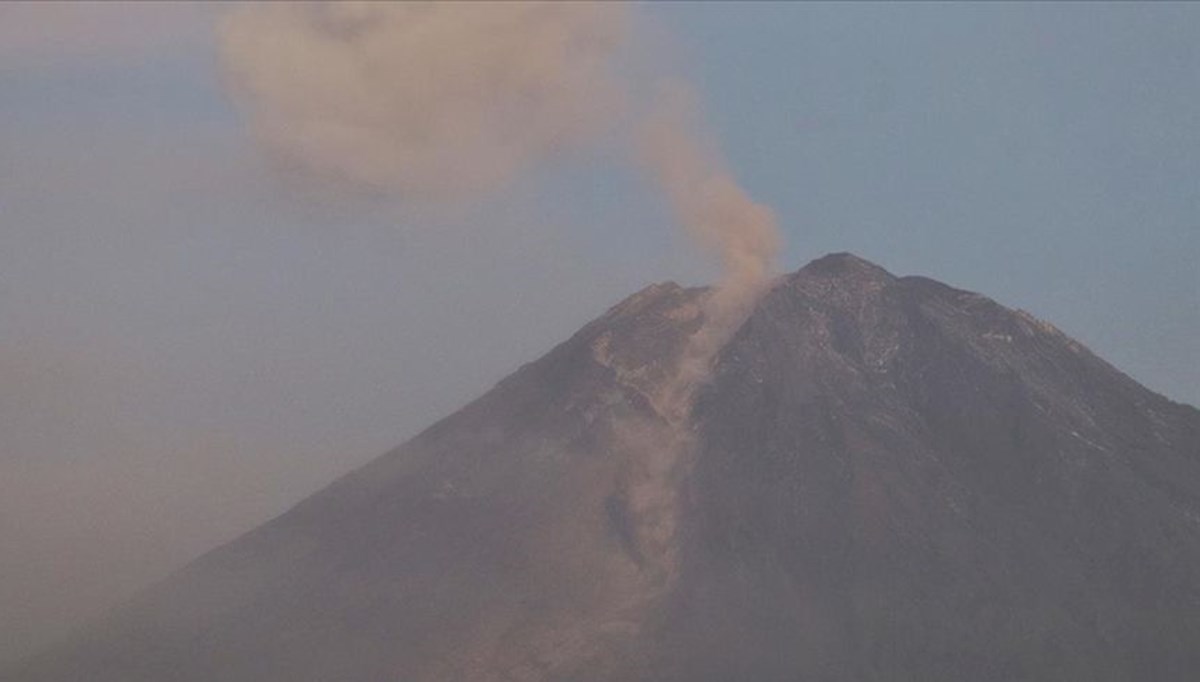 Endonezya'daki Semeru Yanardağı patladı