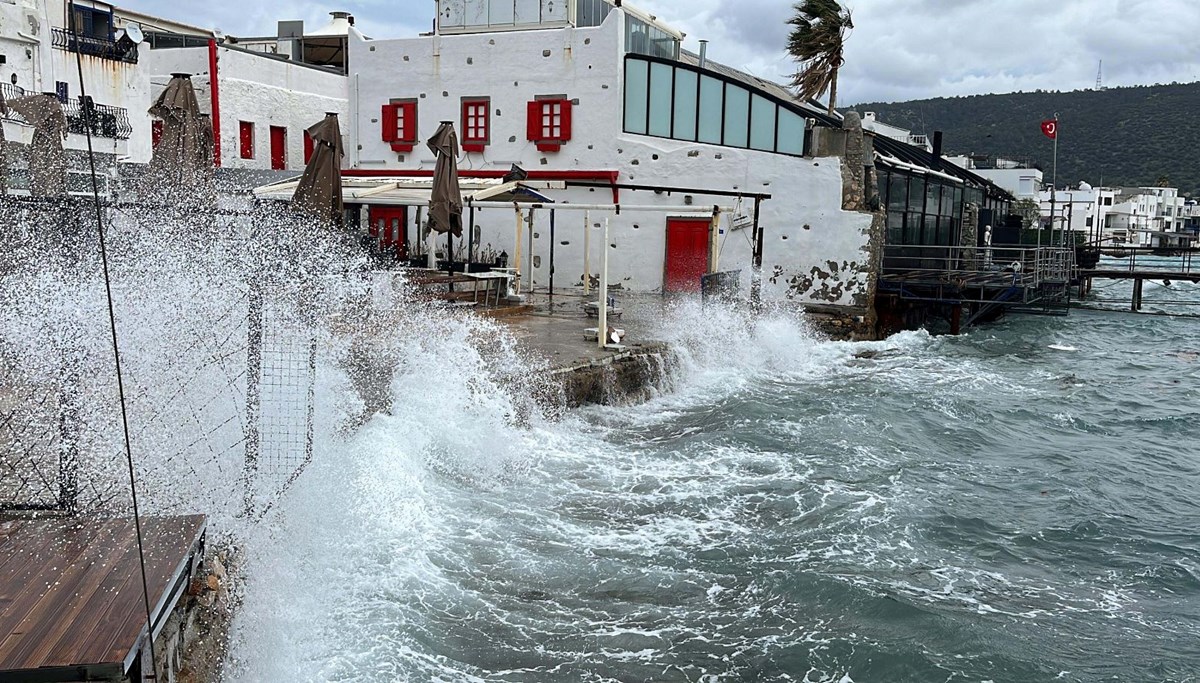 Bodrum'u fırtına vurdu: Dalgaların boyu 3 metreyi aştı